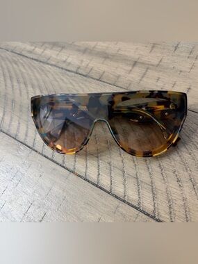 Fendi Oversized Tortoiseshell Shield Sunglasses - Brown FE40150I 56